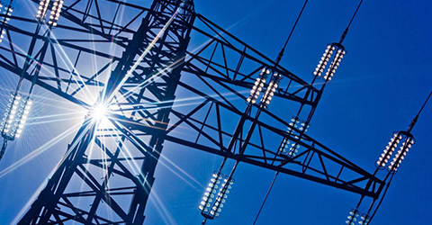 輸、變電線路中，連接和組合電力係統的各種裝置